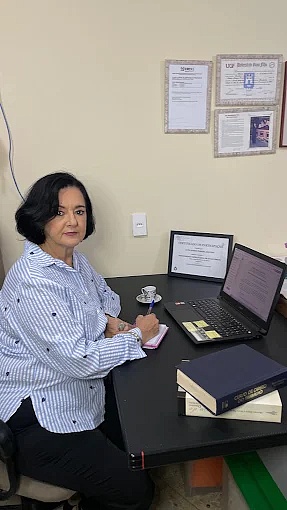 Dra. Luzia Azevedo trabalhando em seu escritório